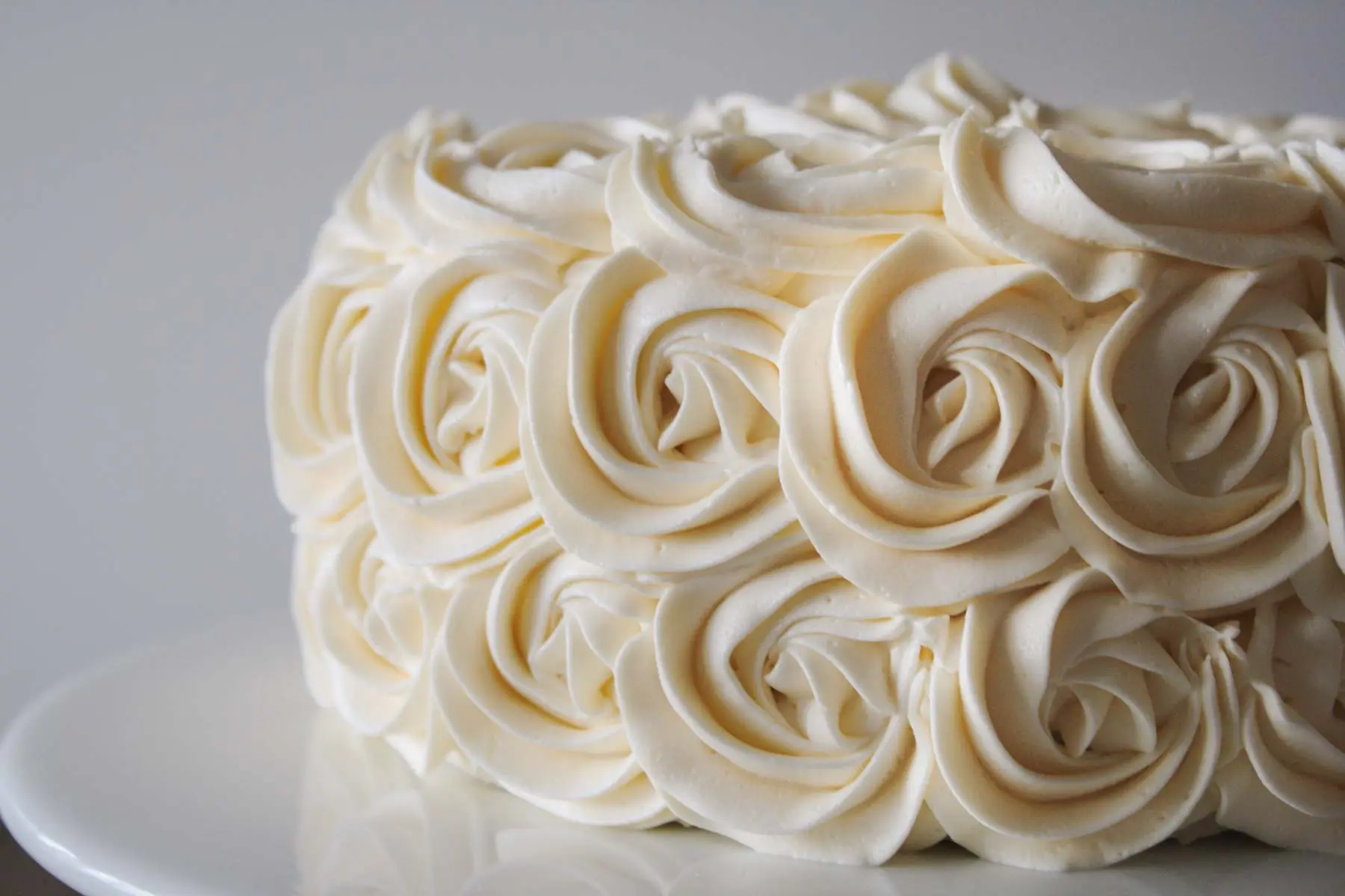 Close up of the buttercream rosettes on the side of the cake.