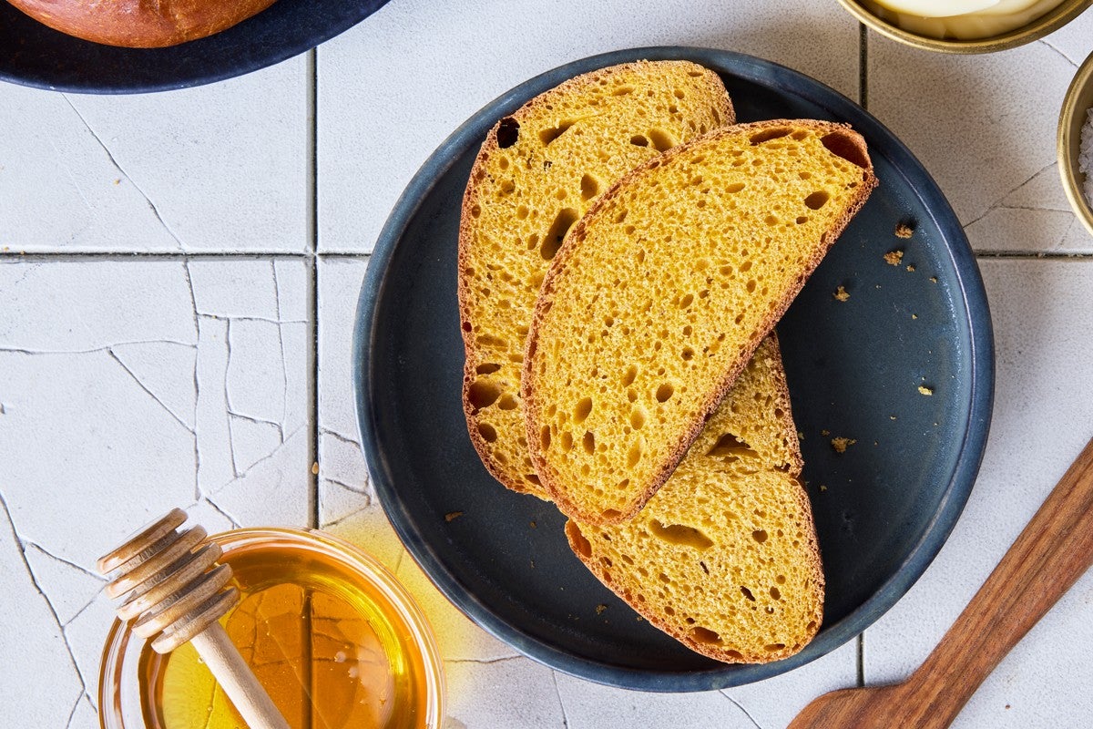 Sliced pumpkin challah