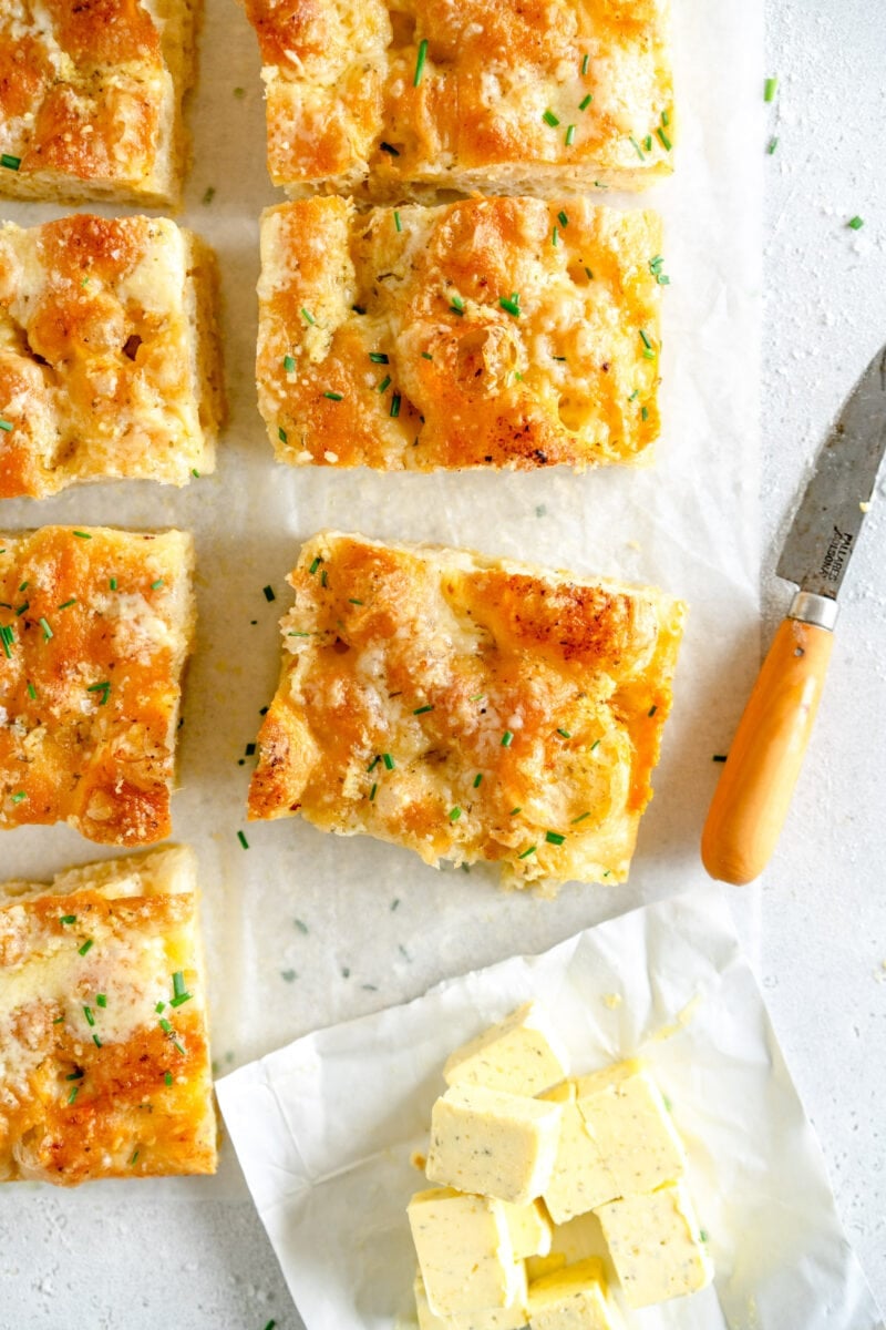 sliced cheesy garlic bread