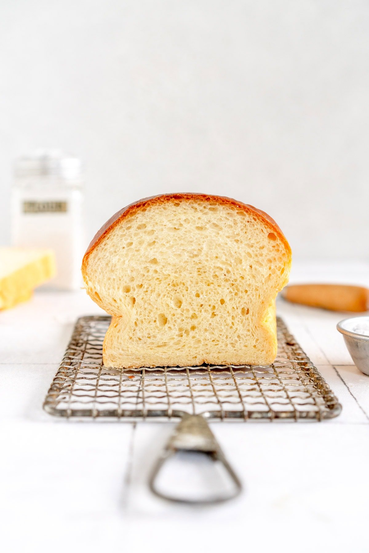 Gentle and Fluffy White Bread Loaf